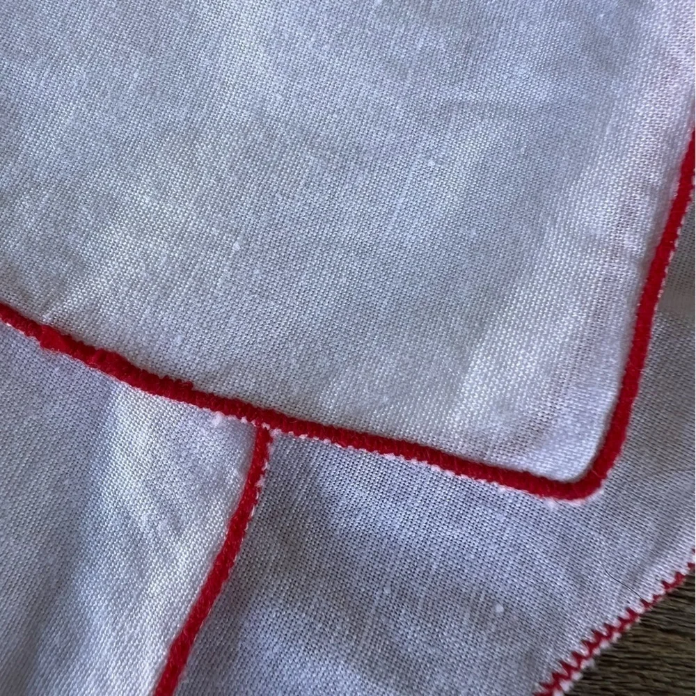VTG Santa Reindeer Embroidered Tablecloth Scallop Edge Kitschy Retro Christmas